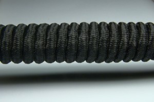 Tkanička Spirálka 110cm černá
